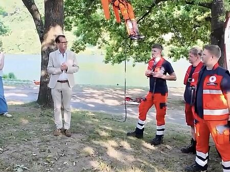der Vorsitzende des Rotary Club Wittlich hält an der Mosel eine Ansprache zur Spendenübergabe an die Wasserwacht