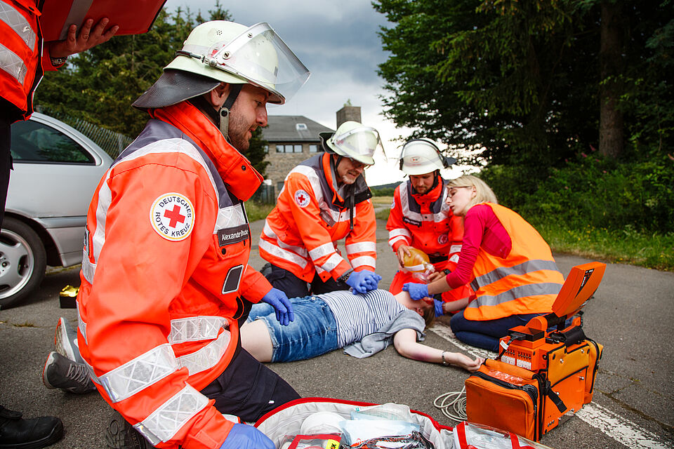 Erste Hilfe bei einem Autounfall durch Rettungssanitäter